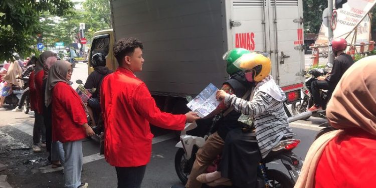 Mahasiswa Untag – Unitomo gelar aksi sebar paflet penolakan pelanggar HAM dan politik dinasti