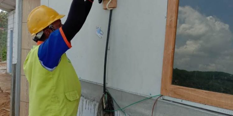 PLN Nyalakan Listrik untuk Hunian Sementara Warga Terdampak Tanah Gerak di Ponorogo