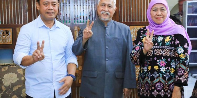 Pengasuh Ponpes Sidogiri bersama Khofifah salam dua jari untuk Prabowo-Gibran