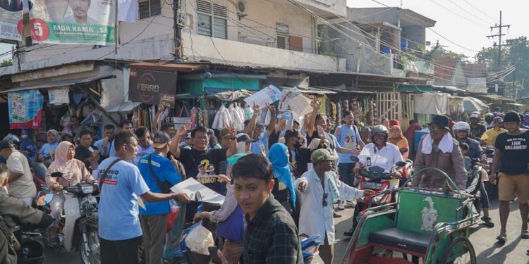 Kampanye datangi pasar Kilometer, TKD Jatim disambut pedagang dan pembeli