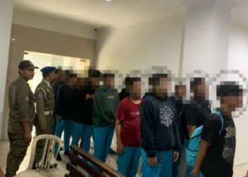 Pesta miras di bawah flyover Gubeng, 21 pelajar berseragam diamankan satpol PP