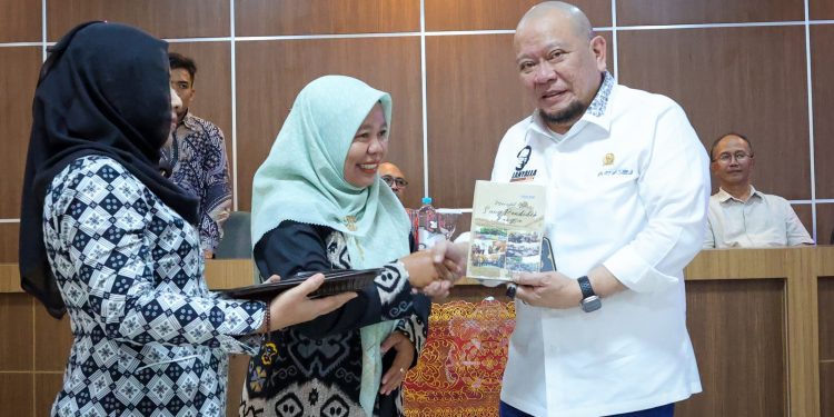 Guru Jatim Sukses Menjadi PPPK, Terbitkan Buku tentang Ketua DPD RI