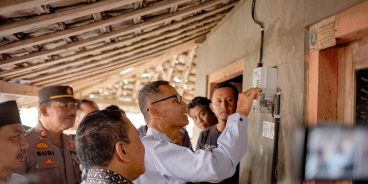 PLN Sambung gratis listrik untuk 1.854 warga tidak mampu di Ponorogo