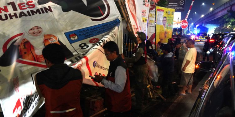 Masuki masa tenang Pemilu, KPU Jatim lakukan pembersihan APK Peserta Pemilu 2024