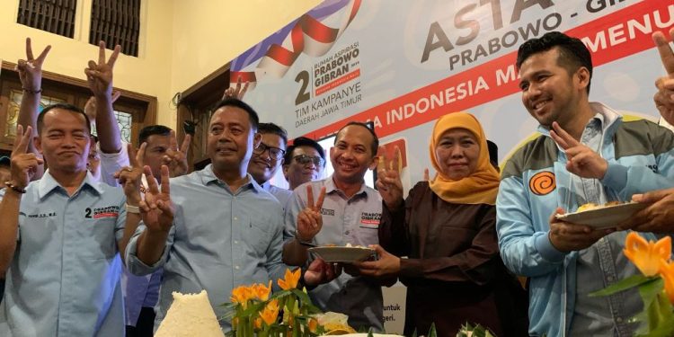 Menang hitungan cepat TKD Jatim potong tumpeng dan relawan cukur gundul