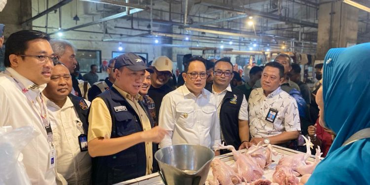 Ketua KPPU pantau harga bahan pokok di Pasar Tambahrejo Surabaya jelang Bulan Ramadhan