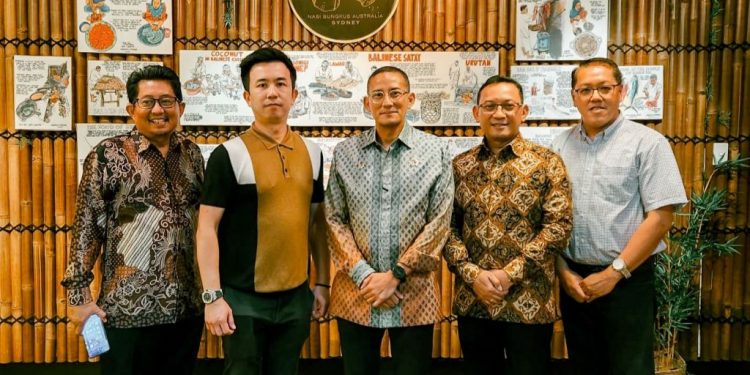 Mentri Kemenparekraf Sandiaga Uno nikmati nasi bungkus Indonesia, di Restauran Garam Merica Sydney