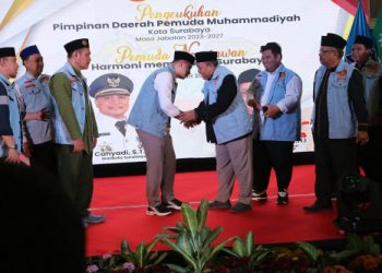 Kenakan rompi biru muda, Wali Kota Eri jadi Dewan Kehormatan Pemuda Muhammadiyah Surabaya