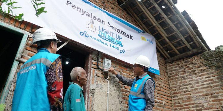 PLN Sambung Listrik Gratis untuk 1.000 Warga Tidak Mampu di Jawa Timur