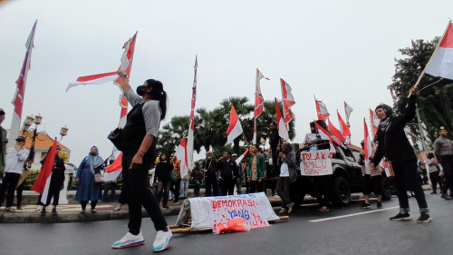 Massa pro-kontra hak angket berhadapan gelar aksi di Grahadi