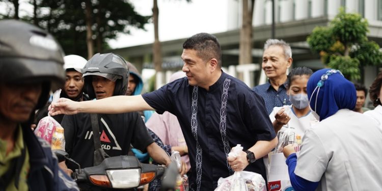National Hospital Edukasi Kasus Demam Berdarah dengan Pembagian 5.000 Takjil di Surabaya
