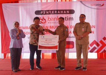 Bank Jatim serahkan CSR untuk dukung pembangunan Musholah di Probolinggo