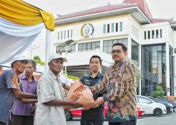 10 hari terakhir bulan Ramadhan, DPRD Jatim bagi sembako ke masyarakat sekitar gedung DPRD Jatim