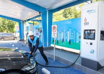 Dirut PLN Uji Mobil Listrik di Rest Area Saradan, Pastikan Layanan SPKLU Andal