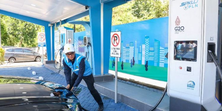 Dirut PLN Uji Mobil Listrik di Rest Area Saradan, Pastikan Layanan SPKLU Andal