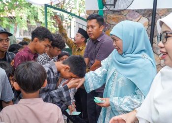 Tanpa sekat dan batas, ribuan masyarakat ikuti open houses halal bihalal di kediaman Khofifah