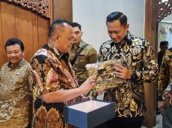 Apresiasi kinerja Menteri AHY, dr Agung Mulyono berikan batik tulis motif Burung Hong