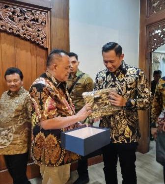 Apresiasi kinerja Menteri AHY, dr Agung Mulyono berikan batik tulis motif Burung Hong