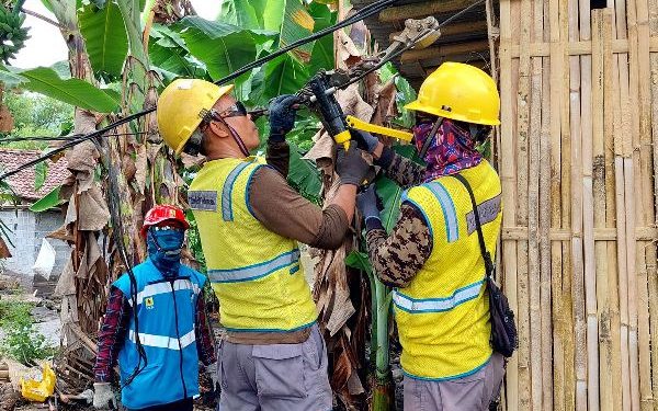 PLN Gercep Pulihkan Pasokan Listrik Terdampak Banjir Lahar Semeru