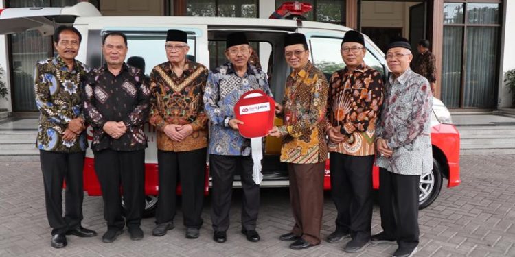 Bentuk tangung jawab sosial akan kesehatan, Bank Jatim berikan Ambulans ke PMI Jatim