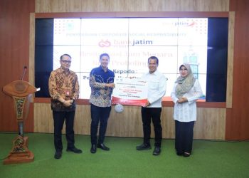 Tambah Keindahan Kota Probolinggo, Bank Jatim Serahkan CSR Revitalisasi Jam Menara