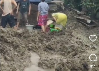 Warga Dukuh Kupang mengais air bersih dari pipa bocor akibat proyek box culvert