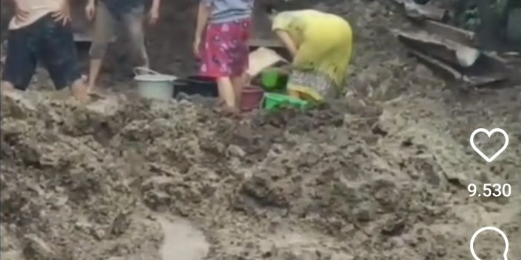 Warga Dukuh Kupang mengais air bersih dari pipa bocor akibat proyek box culvert