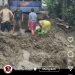 Warga Dukuh Kupang mengais air bersih dari pipa bocor akibat proyek box culvert