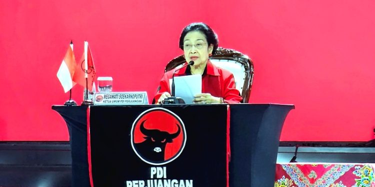 Beri pidato penutupan Rakernas, Megawati sebut Tri Rismaharini “Menteri paling cengeng”