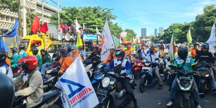 Peringati May Day, Ribuan buruh dan mahasiswa gelar aksi di depan kantor Gubernur dan Gedung Grahadi