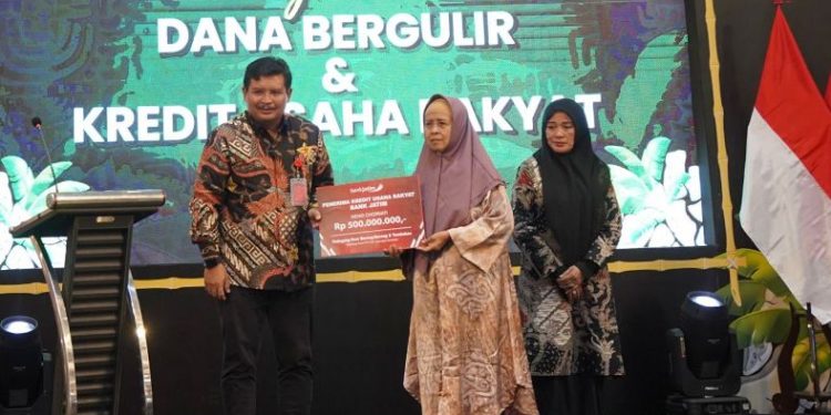 Dukung UMKM, diacara Kampoeng Kreasi, Bank Jatim salurkan KUR 500 juta