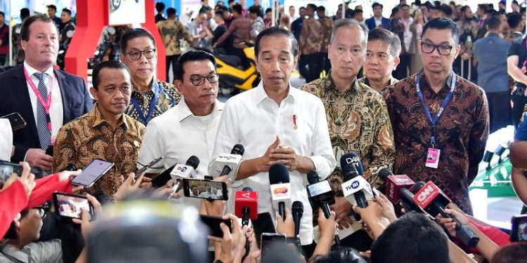 Presiden Jokowi Tinjau Kesiapan Pengembangan Ekosistem Kendaraan Listrik di PEVS 2024