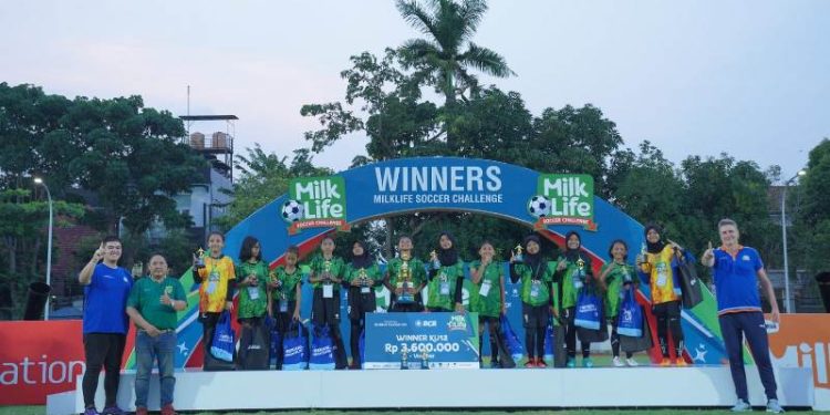 SDN Ngagel Rejo I dan SDN Ketabang I, Juarai MilkLife Soccer Challenge Surabaya Series 1 2024
