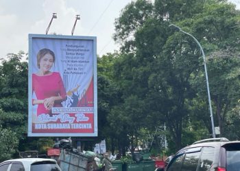 Asrilia beri ucapan ultah Surabaya lewat baliho besar