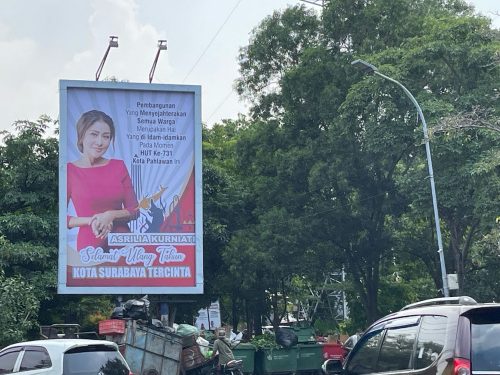 Asrilia beri ucapan ultah Surabaya lewat baliho besar