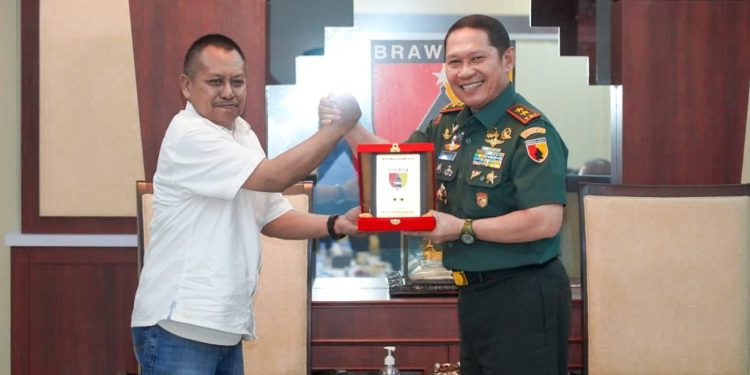 PANGDAM V Brawijaya terima penghargaan Prapanca Award dari PWI Jatim