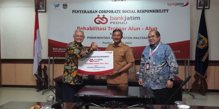 Bank Jatim kucurkan CSR untuk rehabilitasi dan penataan trotoar alun-alun Pacitan