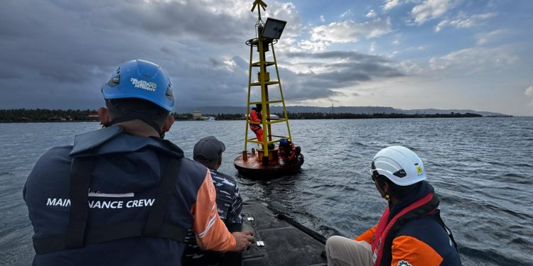 PLN UIT JBM Perbaiki Lampu Suar Kabel Laut untuk Amankan Listrik Penutupan KTT WWF di Bali