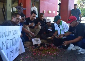 Puluhan mahasiswa dan wartawan gelar aksi di DPRD Surabaya tolak RUU Penyiaran