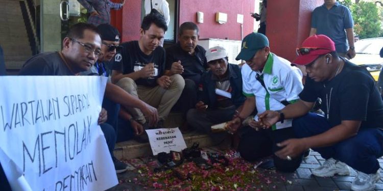 Puluhan mahasiswa dan wartawan gelar aksi di DPRD Surabaya tolak RUU Penyiaran