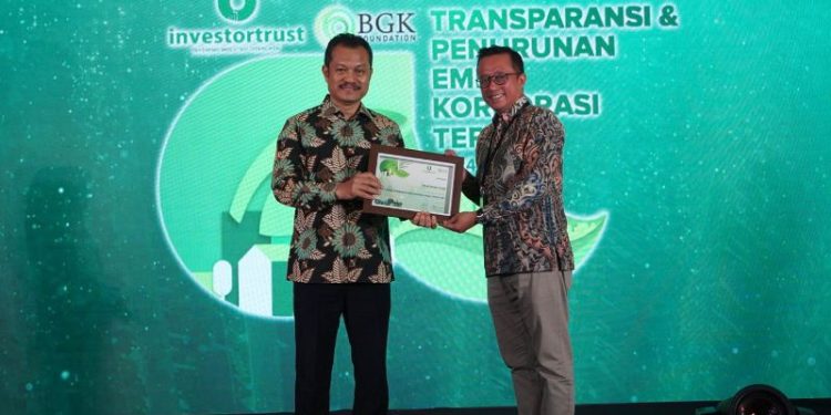 Dukung penurunan emisi karbon, Bank Jatim raih penghargaan dari investortrust.id dan BGK Foundation