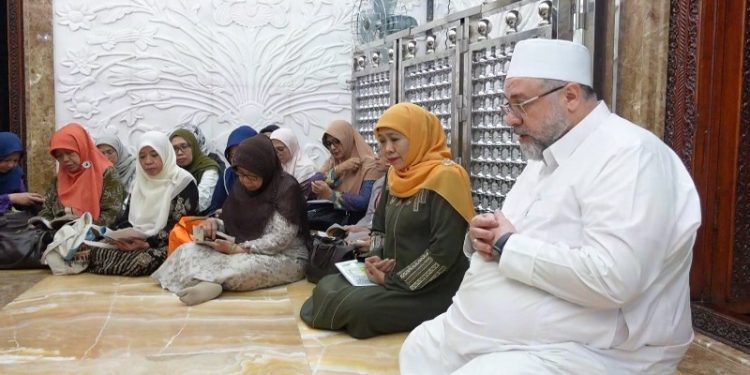 Khidmad mengharap barokah, Khofifah bersama rombongan khataman manaqib Syech Abdul Qadir Al-Jailani bersama Syekh Afeefuddin