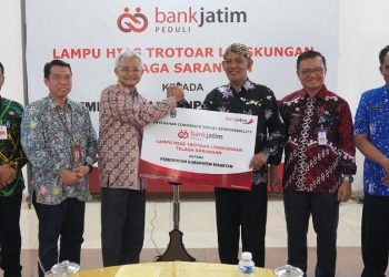 Bank Jatim serahkan CSR untuk masyarakat Magetan dan 66 beasiswa untuk Mahasiswa UWK Surabaya