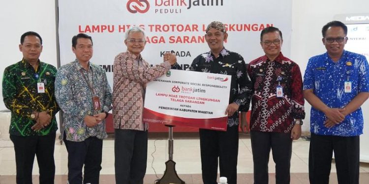 Bank Jatim serahkan CSR untuk masyarakat Magetan dan 66 beasiswa untuk Mahasiswa UWK Surabaya