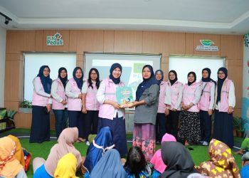 Srikandi PLN Jatim Bagikan Buku dan Alat Tulis ke Siswa SD di Hari Anak Internasional