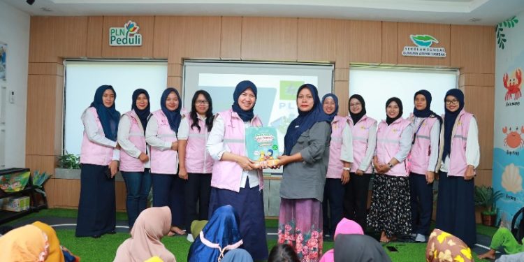 Srikandi PLN Jatim Bagikan Buku dan Alat Tulis ke Siswa SD di Hari Anak Internasional