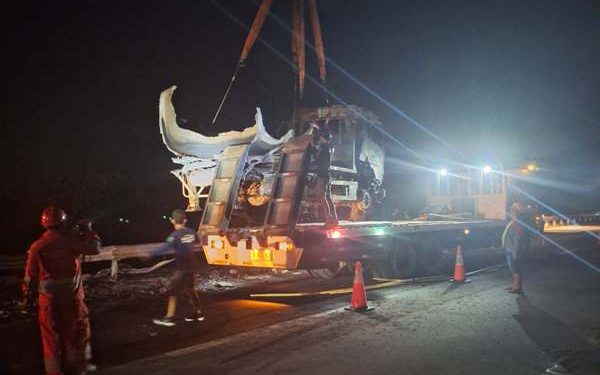Kesigapan Damkar, Jasamarga, dan Pertamina Padamkan Kebakaran Mobil Tangki di Tol