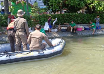 Patroli gabungan sisir Kalimas cegah buang ramen hewan kurban