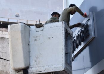 Satpol PP Surabaya bongkar reklame ilegal