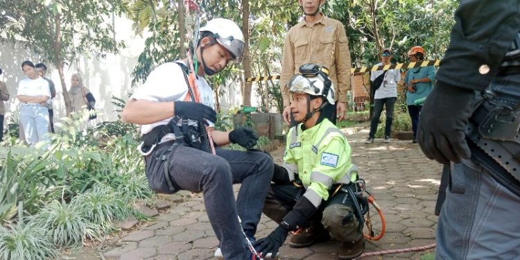 PLN UIT JBM salurkan TJSL Sertifikasi Arborist dan Kenalkan Kemudahan PLN Mobile